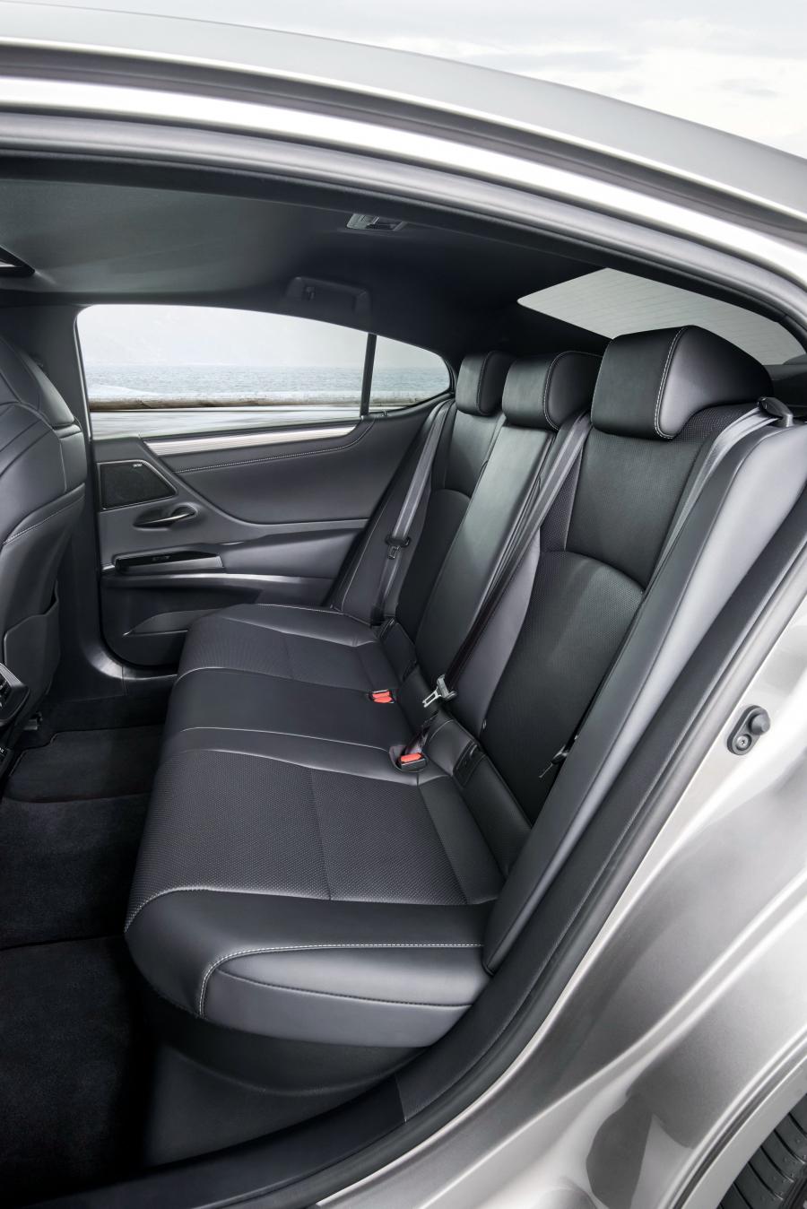Интерьер Lexus ES300h F-Sport 2018 года  (WW) (фото 6 из 46)